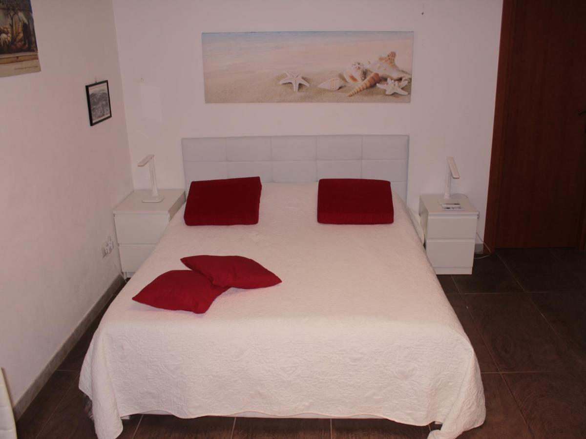 Arenada Private Rooms And Apartment Sud Каляри Екстериор снимка